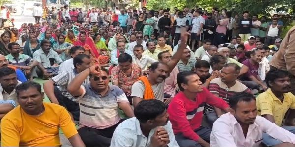 बैठक में हंगामा व मारपीट, नगरी-धमतरी मार्ग में चक्काजाम