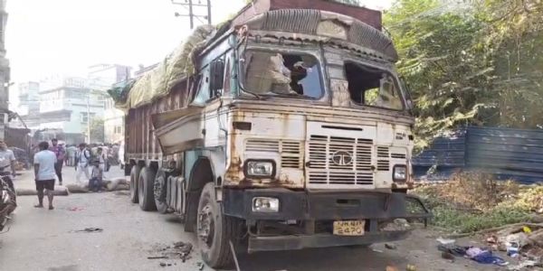 ट्रकों की चपेट में आने से साइकिल सवार की मौत, सडक जाम