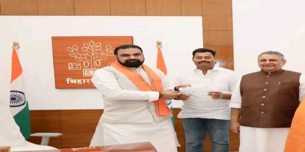 बाढ़ प्रभावित परिवारों की सहायता के लिए मंत्री लखेंद्र पासवान ने मुख्यमंत्री राहत कोष में दिया एक माह का वेतन