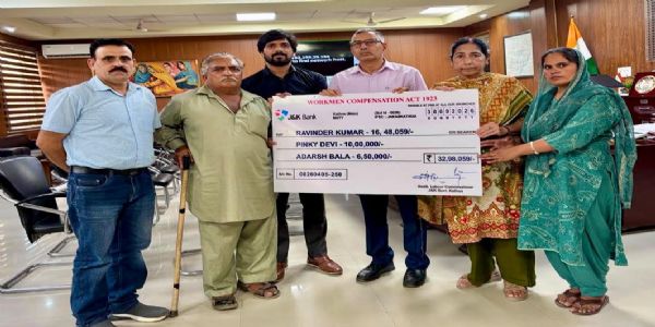 दिवंगत श्रमिकों के आश्रितों को 32.98 लाख का मुआवजा