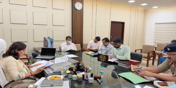 जिलाधिकारी ने की महिला एवं बाल सम्मान कोष योजना की बैठक , दिए निर्देश