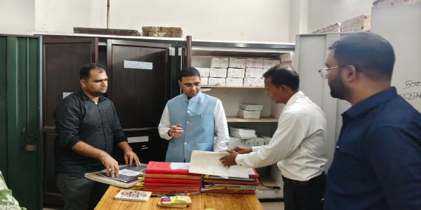 कलेक्टर ने स्ट्रांग रूम व अन्य कार्यालयों का किया निरीक्षण