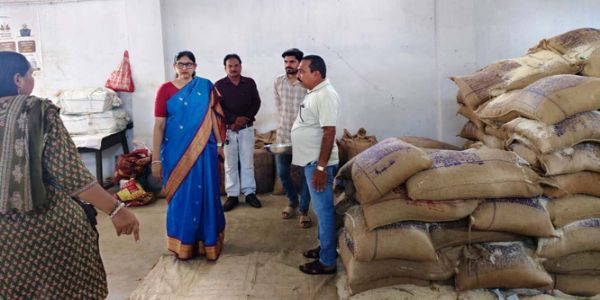 खाद्य सचिव ने चारामा उचित मूल्य दुकानों एवं लैम्प्स का किया निरीक्षण, दिए निर्देश