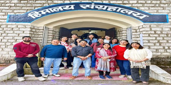 नेस्ट फाइन आर्ट्स अकादमी के विद्यार्थियों ने डीएसबी पुस्तकालय व संग्रहालय का किया भ्रमण