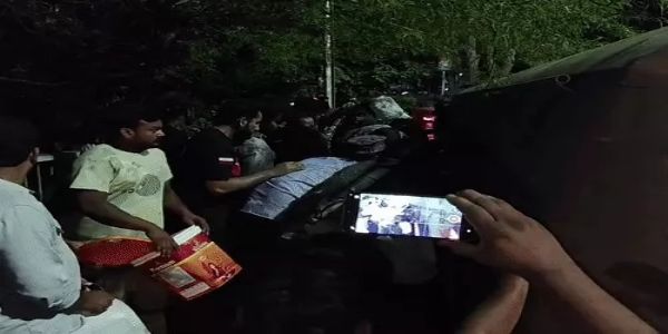 भोपाल में सोयाबीन तेल से भरा टैंकर पलटा, डिब्बे लेकर तेल भरने पहुंचे लोग, चालक-क्लीनर घायल