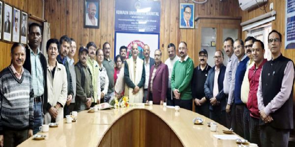 कुमाऊं विवि के प्रोफेसरों सहित चार कर्मचारियों के अधिवर्षता पूर्ण करने पर सम्मान समारोह