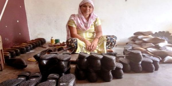 एकता और मेहनत से महिलाओं ने जूता कारोबार को बनाया आजीविका का मजबूत साधन