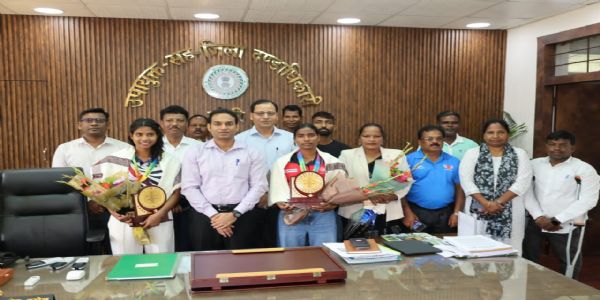 जूनियर महिला एशिया कप की दो खिलाड़ियों को उपायुक्त ने किया सम्मानित