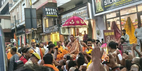 शंकराचार्य स्वामी अविमुक्तेश्वरानंद पहुंचे काशी, पुष्पवर्षा के बीच भव्य स्वागत