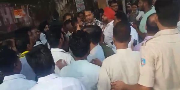 याेजना के शिलान्यास के दौरान भिड़े बीजेपी और कांग्रेस समर्थक