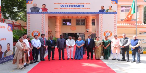 दिल्ली भाजपा अध्यक्ष हर्ष मल्होत्रा श्रीलंका की सत्तारूढ़ पार्टी जनता विमुक्ति पेरमुणा के प्रतिनिधिमंडल के साथ। दिल्ली भाजपा अध्यक्ष हर्ष मल्होत्रा श्रीलंका की सत्तारूढ़ पार्टी जनता विमुक्ति पेरमुणा के प्रतिनिधिमंडल के साथ।