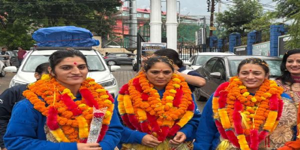 पुष्पा राणा और अन्य खिलाड़ी। पुष्पा राणा और अन्य खिलाड़ी।