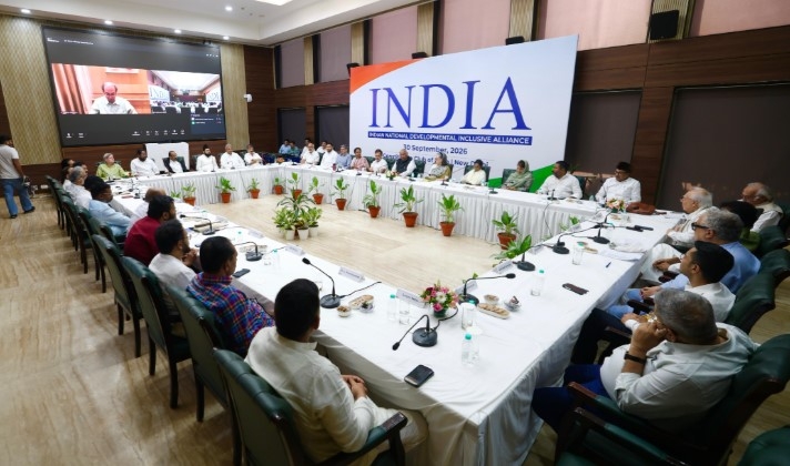 नई दिल्ली में कांस्टीट्यूशन क्लब में चुनाव आयोग और एसआईआर मुद्दे पर आयोजित इंडी गठबंधन की बैठक में पहुंचे विपक्षी दलों के नेता। (हि.स.)