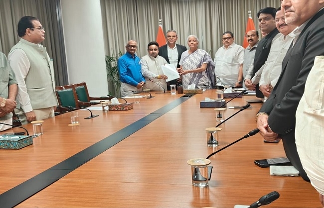वित्त मंत्री से मुलाकात करते व्यापारिक नेताओं के प्रतिनिधिमंडल वित्त मंत्री से मुलाकात करते व्यापारिक नेताओं के प्रतिनिधिमंडल