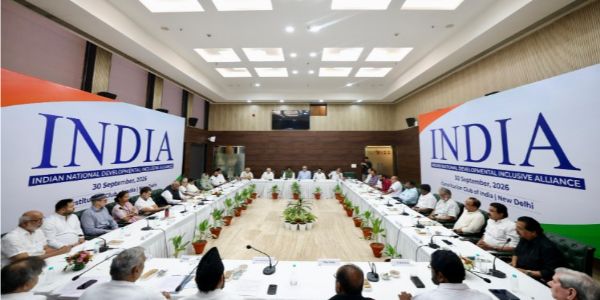 नई दिल्ली में कांस्टीट्यूशन क्लब में चुनाव आयोग और एसआईआर मुद्दे पर आयोजित इंडी गठबंधन की बैठक में पहुंचे विपक्षी दलों के नेता। (हि.स.)