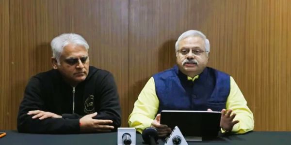 सुनील आंबेकर लंदन मे आयोजित प्रेस वार्ता को संबोधित करते हुए