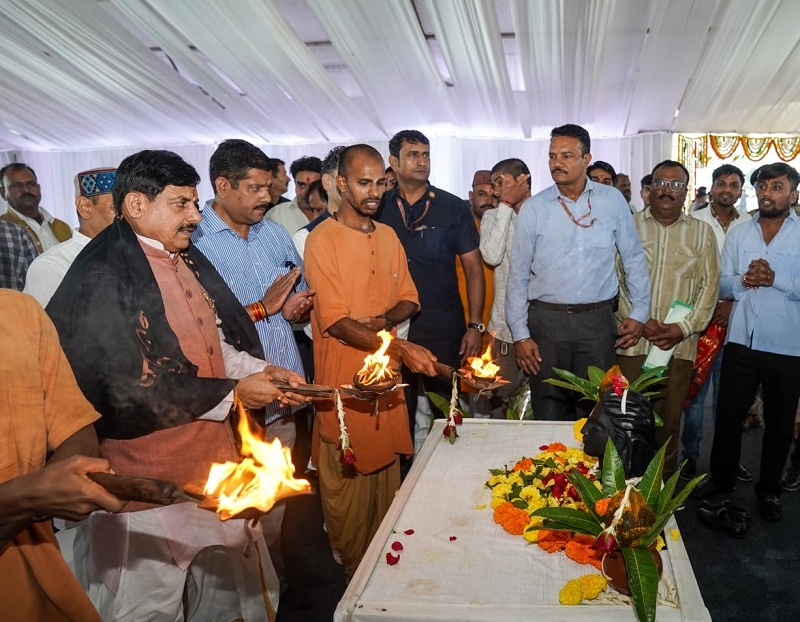 सीहोर में ट्रांसफॉर्मर निर्माण इकाई के पहले पावर ट्रांसफॉर्मर के रोलआउट का शुभारंभ करते हुए मुख्यमंत्री