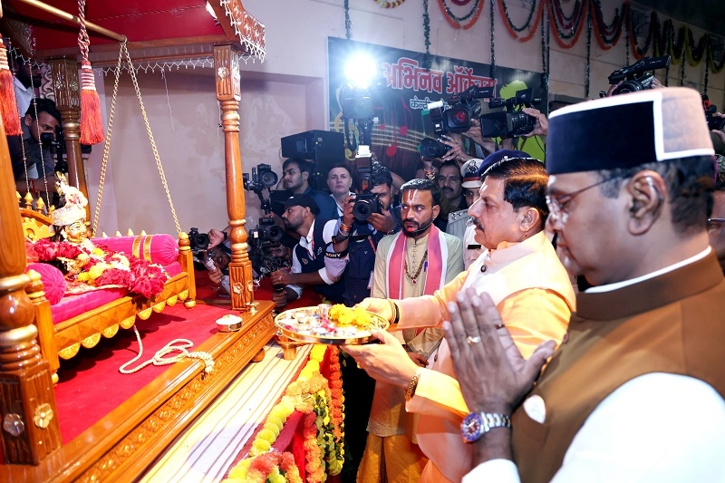 केन्द्रीय जेल भोपाल में जन्माष्टमी कार्यक्रम में लड्डू गोपाल की आरती करते हुए मुख्यमंत्री केन्द्रीय जेल भोपाल में जन्माष्टमी कार्यक्रम में लड्डू गोपाल की आरती करते हुए मुख्यमंत्री
