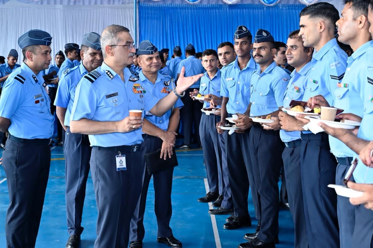 एयर मार्शल तरुण चौधरी ने वायु योद्धाओं के उच्च मनोबल और प्रतिबद्धता की सराहना एयर मार्शल तरुण चौधरी ने वायु योद्धाओं के उच्च मनोबल और प्रतिबद्धता की सराहना