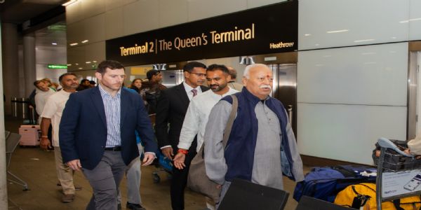 लंदन के हीथ्रो हवाई अड्डे पर पहुंचे राष्ट्रीय स्वयंसेवक संघ के सरसंघचालक डॉ. मोहन भागवत।