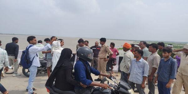 अधेड़ ने गंगा में लगाई छलांग,तलाश जारी