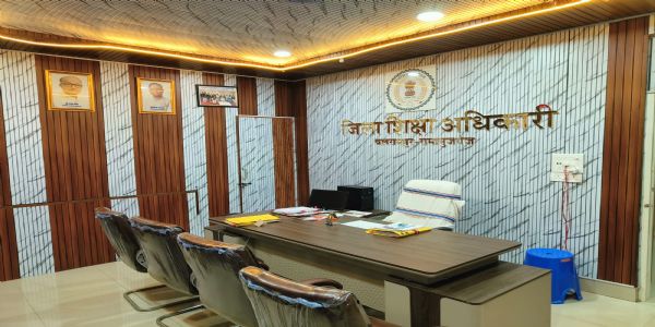 रामानुजगंज के डीईओ कार्यालय पर फिर उठे सवाल, खपड़ैल छत से टपकता पानी तो बलरामपुर में सजा हाईटेक दफ्तर