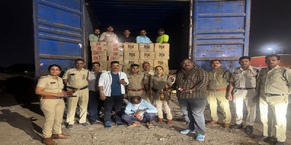 इंदौरः आबकारी विभाग की बड़ी कार्रवाई, कंटेनर से 55 लाख रुपये कीमत की अवैध शराब जब्त
