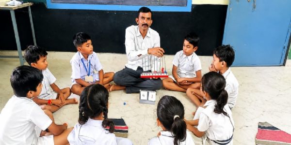प्रधानपाठक लीलाराम की नवाचारी पढ़ाई से बच्चों को मिली नई उड़ान