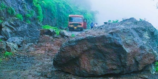 रघुवीर घाट में फिर गिरी बड़ी चट्टान, रत्नागिरी-सातारा मार्ग बंद