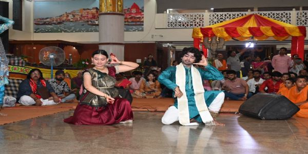 वाराणसी : लीलाधर के जन्म के उत्सव में डूबा दुर्गाकुंड मणि मंदिर