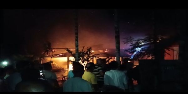 भीषण आग में घर जलकर राख, दमकल के देर से पहुंचने पर स्थानीय लोगों में आक्रोश