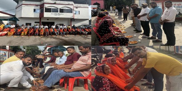 सफाई कर्मियों के पांव धोकर विहिप ने मनाया स्थापना दिवस