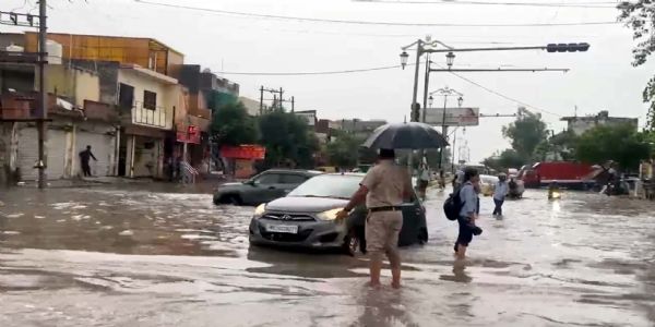 गुरुग्राम में एक घंटे हुई मूसलाधार बरसात से कई इलाके जलमग्र