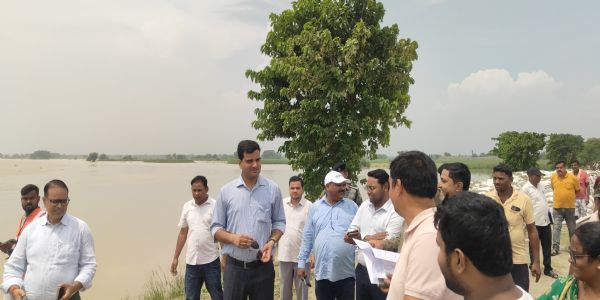 संभावित बाढ़ को लेकर कटिहार प्रशासन अलर्ट, डीएम ने संवेदनशील तटबंधों का लिया जायजा