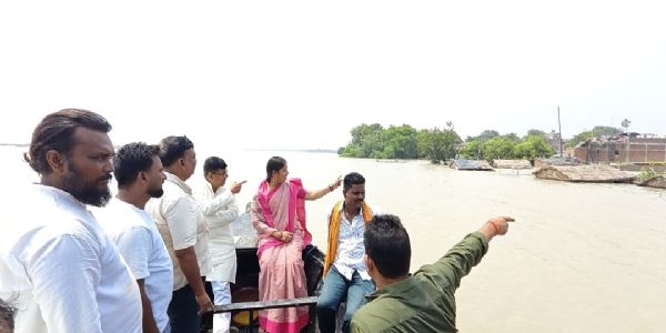 बाढ़ प्रभावितों के बीच पहुंचीं विधायक छोटी कुमारी, राहत सामग्री और स्वास्थ्य सुविधाओं का लिया जायजा
