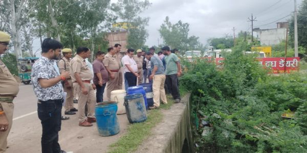एसडीएम के नेतृत्व में खाद्य विभाग ने डेयरी प्रतिष्ठानों में मारा छापा, कई कुंतल खाद्य सामग्री कराई नष्ट