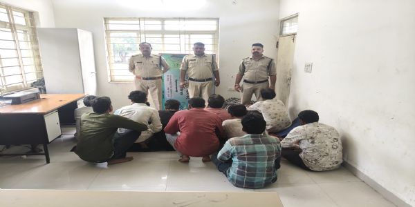 अशोकनगर: 11 जुआरी, 44 हजार के साथ दबोचे गए