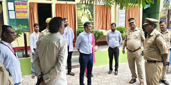 वाराणसी में बारिश थमी तो गंगा का जलस्तर स्थिर होने के बाद बेहद धीमी गति से घटने लगा, खतरा बरकरार