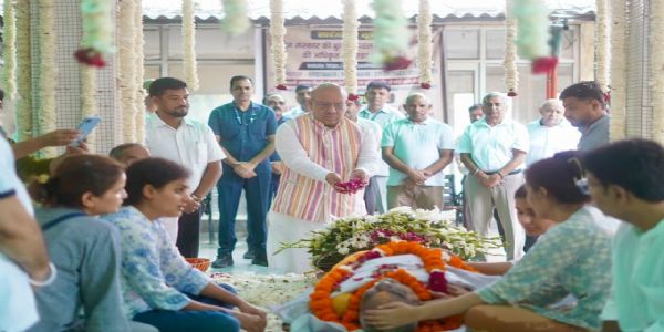 विजेंद्र गुप्ता ने लोधी श्मशान घाट पहुंचकर न्यायमूर्ति हरिश चंद्र मिश्रा को दी श्रद्धांजलि