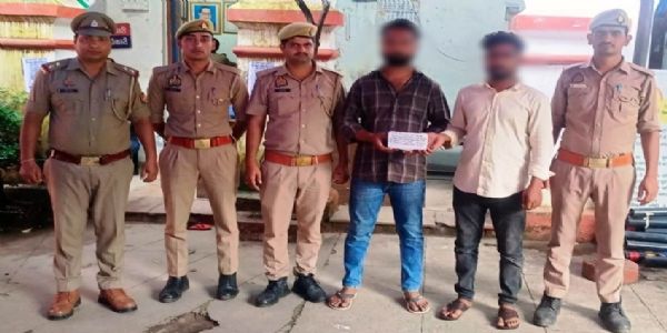 एटीएम में प्लास्टिक की पट्टी लगाकर रुपये निकालने वाले दो गिरफ्तार, तीन देशी बम बरामद