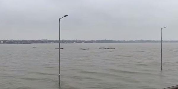 प्रयागराज में गंगा-यमुना का जलस्तर बढ़ा, कई सेंटीमीटर की उतार-चढ़ाव