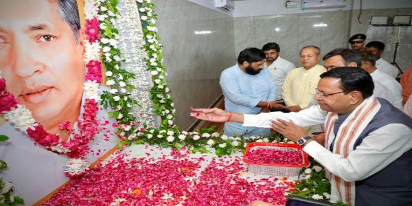 पंकज चौधरी ने विधायक अनिल शर्मा काे श्रद्धासुमन अर्पित कर परिजनों काे बंधाया ढांढस