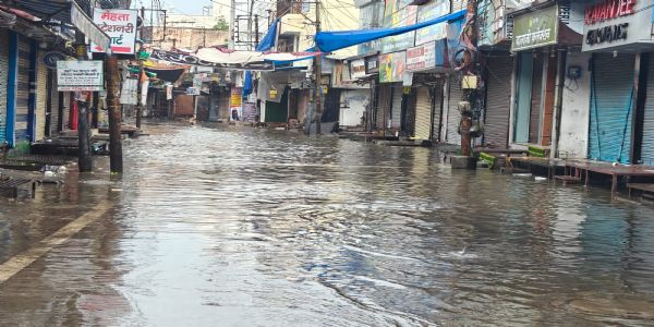 भारी बारिश से जलभराव के कारण लोगों ने झेली परेशानी