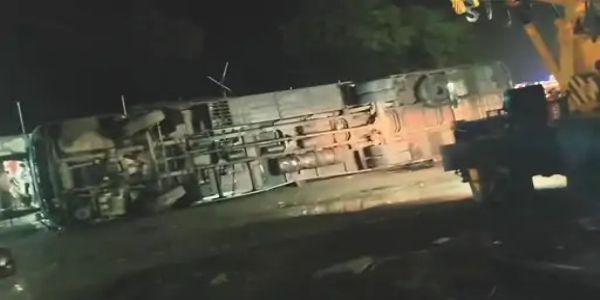 रतलाम-इंदौर फोरलेन पर स्लीपर बस अनियंत्रित होकर पलटी, 28 यात्री घायल, क्रेन से हटाया गया वाहन