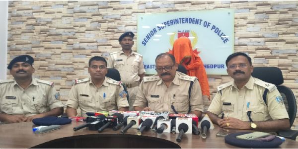 चेन छिनतई मामले का आराेपित गिरफ्तार, सोने की चेन बरामद