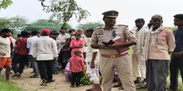 सफाईकर्मी का शव पेड़ पर लटका मिला