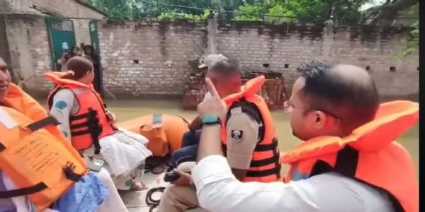 सारण में जिलाधिकारी और एसएसपी ने नाव से किया बाढ़ प्रभावित क्षेत्रों का दौरा