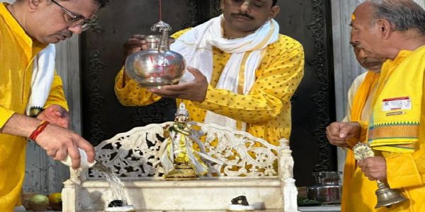 शाहबिहारी मंदिर और राधारमण मंदिर में दिन में प्रकटे कन्हैया, हुआ प्राकट्य महाभिषेक