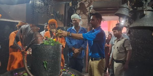 कृष्णाष्टमी पर सोहगरा धाम पहुंचे डीएम, पूजा-अर्चना कर जिलेवासियों के सुख-समृद्धि की कामना