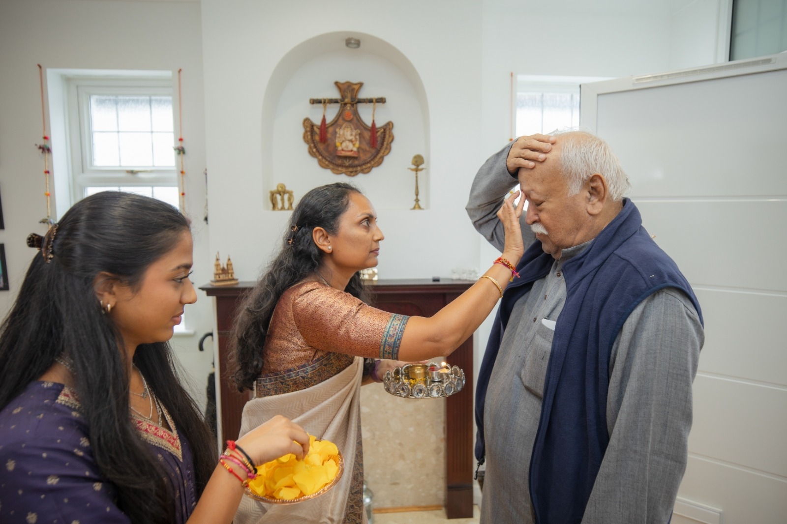 लंदन के हीथ्रो हवाई अड्डे पहुंचे राष्ट्रीय स्वयंसेवक संघ के सरसंघचालक डॉ. मोहन भागवत।